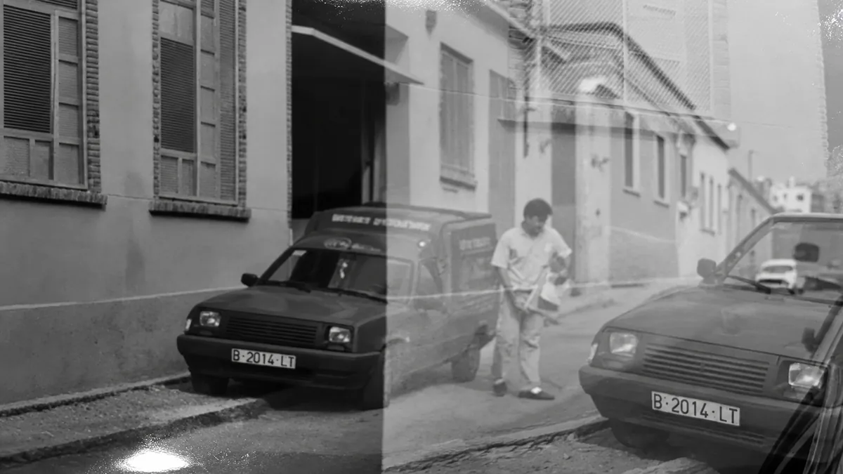 Fotografía histórica de los vehículos de reparto de la imprenta familiar, origen de NEXMON en 1984.